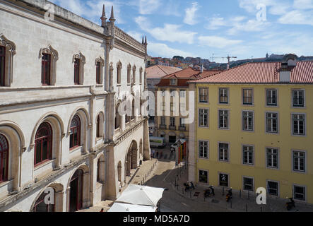 Lissabon, Portugal - 25. JUNI 2016: Largo do Duque de Cadaval Straße wie vom Eingang zum Bahnhof Rossio gesehen. Lissabon. Portugal Stockfoto