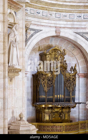 Lissabon, PORTUGAL - 25. Juni 2016: Die Ansicht der barocken Orgel in Nische der Apsis der Kirche von Santa Engracia (jetzt Nationales Pantheon). Lissabon. Portugal Stockfoto