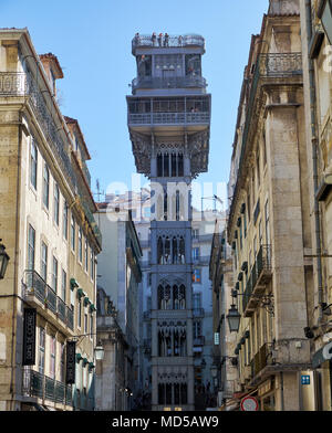 Lissabon, Portugal - 25. JUNI 2016: Der Blick auf historische Aufzug Santa Justa (Carmo Heben) Anschluss der Innenstadt in Baixa der Carmo Platz. Lissabon. Stockfoto