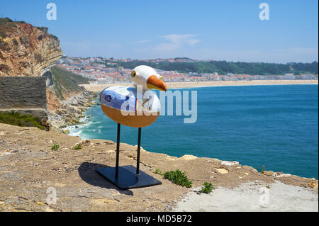 NAZARE, PORTUGAL - 26. JUNI 2016: Eine Installation kunst auf dem Nazare Leuchtturm (Farol da nazare) - die Möwen auf der Brüstung mit Nazare abschleppen Stockfoto