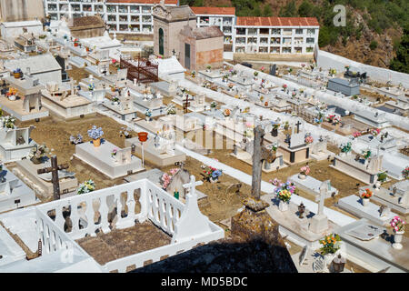 MERTOLA, PORTUGAL - 30. JUNI 2016: Friedhof der Kirche zu Unserer Lieben Frau von der Verkündigung gewidmet in Mertola. Portugal Stockfoto