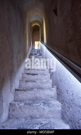 MERTOLA, PORTUGAL - 30. JUNI 2016: eine steile Treppe in den zweiten Stock des Turms im Mertola Schloss. Mértola. Portugal Stockfoto