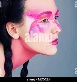 Ethnischen Stil Portrait. Frau mit Kunst Make-up und schwarzen Zöpfen Stockfoto
