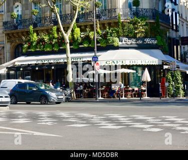 Leute draußen genießen Kaffee und Frühstück auf der Terrasse des Café de Flore, Paris, Frankreich. Stockfoto