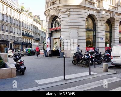 Ecke Eingang zu den Monoprix Lebensmittelladen im 7. Arrondissement. Rue du Bac, Paris, Frankreich. Stockfoto