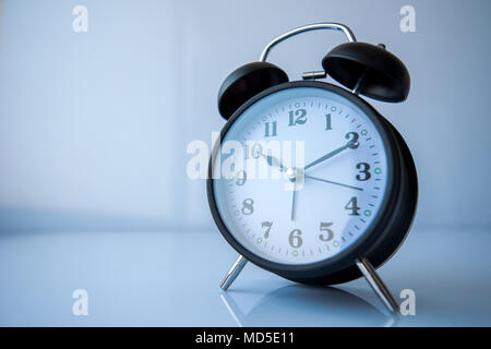 Retro Style analog schwarz Wecker zeigt 10 Stunden und 10 Minuten Stockfoto