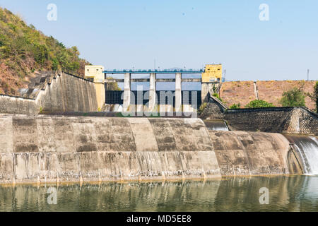 Indische Dam mit fließendem Wasser aus dem Behälter. Dieser Damm ist berühmt für Verfügbarkeit Wasser im ganzen Jahr. Stockfoto