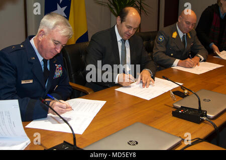 Österreichische Armee Generalmajor Anton Waldner, EU Force Commander, Brig. Gen. Robert Huston, NATO-Hauptquartier Sarajevo Commander, und der Minister für Zivile Angelegenheiten von Bosnien und Herzegowina Adil Osmanovic unterzeichnet ein Memorandum of Understanding, 21. März 2018, Sarajevo, Bosnien und Herzegowina zu erkennen NATO-HQ Sarajewo im Besitz der Erlaubnis über Luftbilder zur Unterstützung der Minenräumungszentrum. Verbesserungen in diesem Bereich hand geschrieben wird, die für die Sicherheit, Stabilität und Wohlstand beitragen, für alle Bürger von Bosnien und Herzegowina und die NATO bleibt bei der Unterstützung der Umsetzung von Maßnahmen und Reformen auf engagierte Stockfoto