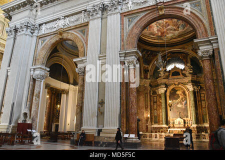 Menschen im Kirchenschiff von St. Ignatius. Die Kirche des Hl. Ignatius von Loyola im Campus Martius (Italienisch: Chiesa di Sant'Ignazio di Loyola in Campo Mar Stockfoto