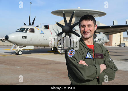 Luftwaffe Kapitän Elias Yousefi, posiert vor der Marine E-2C Hawkeye Airborne Early Warning Flugzeuge aus der Naval Aviation Warfighting Development Center, die Naval Air Station Fallon, Nevada, auf dem Flug Linie März 8, 2018, Tinker Air Force Base, Oklahoma. Yousefi auf inter-Service Exchange mit der Marine und das Flugzeug und seine Crew zu Tinker AFB ihre Fähigkeiten zur Schau zu stellen und den Austausch programm Möglichkeiten, Ihre E-3 Airborne Warnung und Control Aircraft Gemeinschaft innerhalb der 552Nd Air Control, Air Combat Command gebracht. (U.S. Air Force Foto/Greg L. Davis) Stockfoto