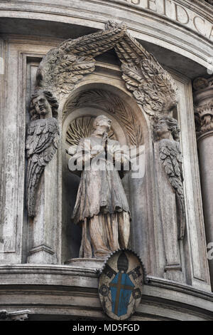 Skulptur des Heiligen Karl Borromäus über dem Eingang der Kirche San Carlo alle Quattro Fontane (Saint Charles an den vier Brunnen), auch cal Stockfoto