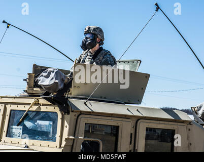 U.S. Army Reserve Troop Liste Einheit Soldat trägt sein Gas Mask während in montiert vorläufige Treffsicherheit Anweisung während des Betriebs Cold Steel II, 15. März 2018 in Fort McCoy, Wis Betrieb Cold Steel beteiligt ist, der US-Armee finden Crew - Serviert Waffen Qualifizierung und Validierung ausüben, um sicherzustellen, dass America's Army Reserve Einheiten und Soldaten ausgebildet sind und bereit, kurzfristig als Teil bereit, Kraft X zu implementieren und überall in der Welt bekämpfen - bereit und tödlichen Feuerkraft zur Unterstützung der Armee und unsere gemeinsamen Partner bringen. (U.S. Armee finden Foto von SPC. Brianna Saville/416th Theat Stockfoto