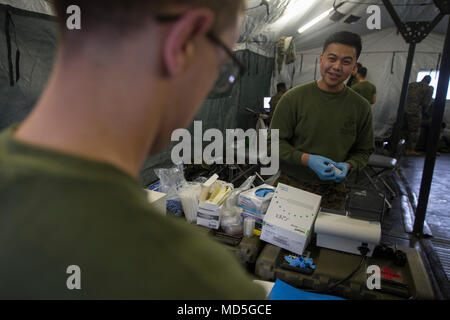 U.S. Navy Hospital Corpsman 3. Klasse Timothy Cleary, Links, und Hospitalman Stephen Alvarez, rechts, mit 2 zahnmedizinische Bataillon, 2. Marine Logistics Group, Sammeln, Verbrauchsmaterial in Vorbereitung für den nächsten Patienten während einer 2 zahnmedizinische Bataillon Feld Schulungsveranstaltung in Camp Lejeune, N.C., 20. März 2018. Die halbjährlich stattfindenden Schulungsveranstaltung erlaubt Zahnärzte und corpsmen Zahnheilkunde in einem simulierten Feld Umgebung zu üben. (U.S. Marine Corps Foto von Lance Cpl. Scott Jenkins) Stockfoto