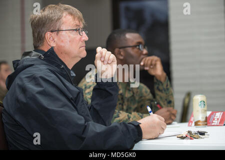 Die Übung Wild Land Fire Table Top ist eine wiederkehrende Notfallübung im Marine Corps Base Camp Pendleton in Kalifornien, die sich auf die Koordination von Wildbränden und die Vorbereitung auf die Installation konzentriert. Die Veranstaltung vom 22. März 2018 unterstützte die Planungsziele der Marine Corps Installations West. Das Archivbild dokumentiert die Beteiligung an der Notfallplanung. Stockfoto