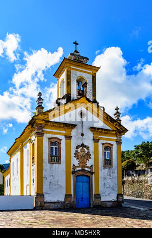 Vorderansicht der alten katholischen Kirche des 18. Jahrhunderts im Zentrum des berühmten und historischen Stadt Ouro Preto in Minas Gerais entfernt Stockfoto