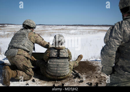 Armee finden Soldaten des 444Th Mobile Augmentation Company, 479th Engineering Bataillon, 411 Engineering Brigade, 412 Theater Ingenieur Befehl Anweisungen auf der Markierung 19 Granatwerfer zu Staff Sgt. Nina Ramon mit der 205Th drücken Sie Camp Headquarters, 63 Bereitschaft Division, Recht, ein Gast auf der Strecke, während Bereit Kraft Verletzung am Fort Drum, New York, 30. März 2018. Bereit, Gewalt gegen Soldaten gibt, die Erfahrung, den Betrieb ihrer Waffensysteme in rauen Wetterbedingungen, um sie zu bekämpfen, fähig und bereit, in jeder Umgebung. (U.S. Armee Foto von SPC. Brenton Nordyke) Stockfoto