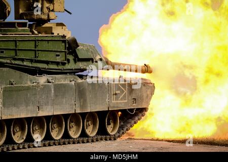 Eine M1 Abrams Tank von der 5th Squadron, 4th Cavalry Regiment, 2. gepanzerte Brigade Combat Team, 1.Infanterie Division, Brände eine Runde während eines kombinierten Waffen Live Fire Übung (CALFEX) bei Grafenwöhr Training Area, Germany, Mar 26, 2018. (U.S. Armee Foto von SPC. Hubert D. Delany III/22 Mobile Public Affairs Abteilung) Stockfoto