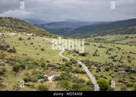 Straße, die durch die raue Landschaft, Grazalema, Naturpark Sierra de Grazalema, Andalusien, Spanien, Europa Stockfoto