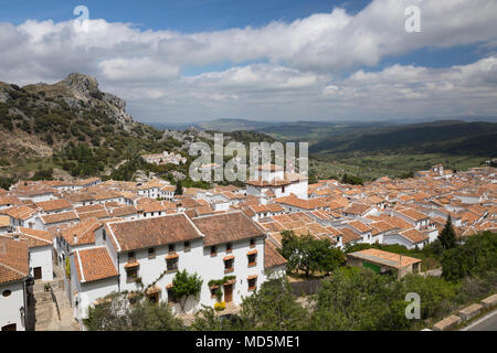 Blick auf die andalusischen weißen Dörfer, Grazalema, Naturpark Sierra de Grazalema, Andalusien, Spanien, Europa Stockfoto