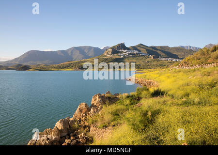 Die maurische Burg vor weißen Dorf und Behälter im Frühjahr, Zahara de la Sierra, Sierra de Grazalema, Andalusien, Spanien, Europa Stockfoto