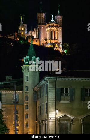 Lyon, Basilique Notre Dame De Fourviere bei Nacht Stockfoto