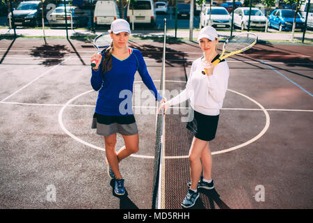 Beginn der Partie Tennis, zwei Mädchen Tennis Spieler Stockfoto