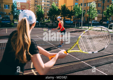 Zwei Frauen Tennis spielen im Freien Stockfoto