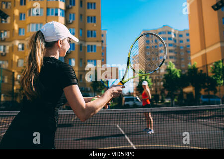 Zwei Frauen Tennis spielen im Freien Stockfoto