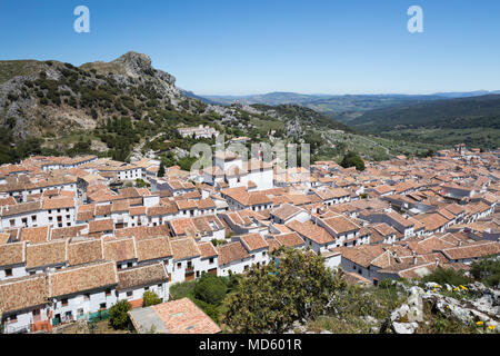 Blick auf die andalusischen weißen Dörfer, Grazalema, Naturpark Sierra de Grazalema, Andalusien, Spanien, Europa Stockfoto