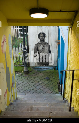 Treppen nach unten zu ethnischen Shop Eingang Stockfoto