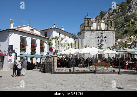 Cafe in der Stadt Platz mit dem Iglesa de Nuestra Señora de Aurora Kirche, Grazalema, Naturpark Sierra de Grazalema, Andalusien, Spanien, Europa Stockfoto