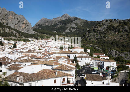 Blick auf die andalusischen weißen Dörfer, Grazalema, Naturpark Sierra de Grazalema, Andalusien, Spanien, Europa Stockfoto