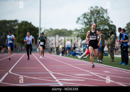 2018 Marine Corps Trials war ein adaptiver Sportwettbewerb des United States Marine Corps, der am 20. März 2018 im Marine Corps Base Camp Lejeune in North Carolina ausgetragen wurde. Das 100-Meter-Rennen der Frauen wurde im Rahmen des Streckenprogramms für die Bergung von Servicemitarbeitern, Veteranen und eingeladenen internationalen Athleten durchgeführt. Das Archivbild dokumentiert Wettbewerber während des Sprints. Stockfoto
