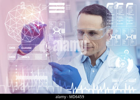 Ruhe Arzt Holding ein Reagenzglas und Suchen zufrieden Stockfoto