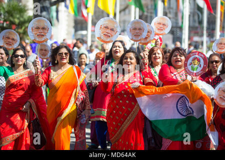 Weibliche Anhänger von Narendra Modi, Ministerpräsident von Indien. Er wurde auf der Tagung der Regierungschefs des Commonwealth 2018 in Westminster Stockfoto