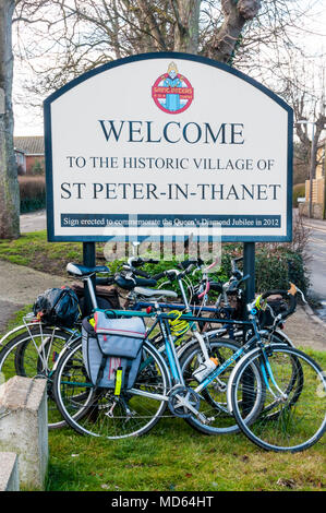 Fahrräder lehnte sich gegen das Dorf Zeichen für St Peter-in-Thanet, Kent. Stockfoto