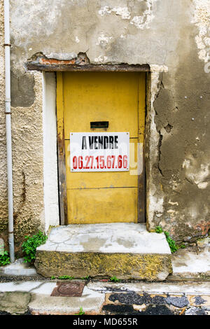 Eine A Vendre oder für Verkauf Zeichen auf einem Haus in einem kleinen französischen Dorf im Languedoc. Stockfoto