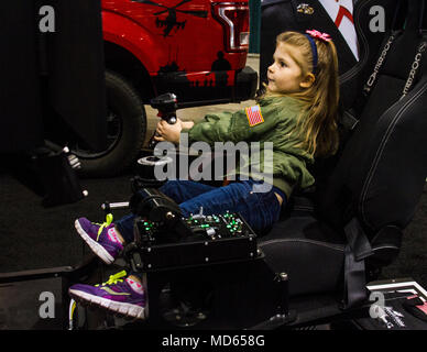 RENO, NV-4-jährige Laren Brooks Leuschel von Greenville, South Carolina, Versuche, Pilot einer F-35 Lightning 2 Joint Strike Fighter Simulator an den Frauen in der Luftfahrt, dem Internationalen (WAI) 29. jährliche Symposium in Reno, Nevada, 23. März zu. Marines besuchte WAI Bewusstsein für die Berufschancen in der Marine Corps beim Einkuppeln mit hoch qualifizierten Personen und Hauptentscheidungsträger zu generieren. Der WAI 29 Symposium fällt auf das 100-jährige Jubiläum der weiblichen Service im United States Marine Corps, ein Meilenstein von weiblichen Piloten und Marines gleichermaßen gefeiert. Laren kam mit ihrer Mutter Stockfoto