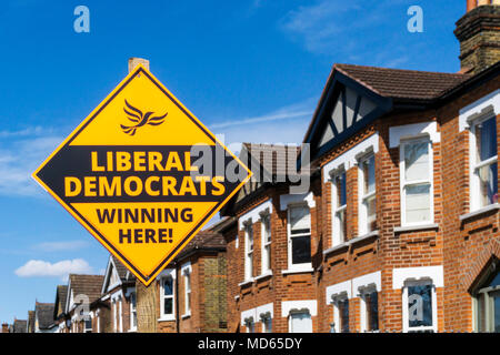 Eine liberale Demokraten Wahl unterzeichnen im Londoner Stadtteil Bromley, South London, bevor er im Mai 2018 Kommunalwahlen. S-Gehäuse im Hintergrund. Stockfoto