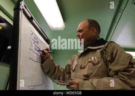 Sgt. Maj. David Hanlon, der Support Operations Sergeant Major mit der 364 Expeditionary Sustainment Command, schafft ein Gebäude Plan am Sprung Tactical Operations Center Coyote in Fort Knox, Ky., 22. März 2018, während der Kombinierten Situationstraining Übung - Brücke. Der Sprung TOC-Fähigkeit der 364 ESC demonstriert sustainment Operationen von einem mobilen Umgebung durchführen. Stockfoto