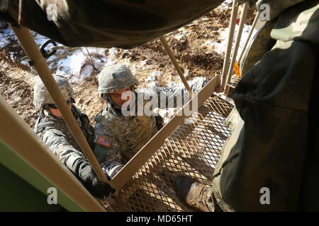 Sgt. Maj. David Hanlon, der Support Operations Sergeant Major mit der 364 Expeditionary Sustainment Command, fügt ein Geländer auf einem expandierenden van an Springen Tactical Operations Center Coyote in Fort Knox, Ky., 22. März 2018, während der Kombinierten Situationstraining Übung - Brücke. Der Sprung TOC-Fähigkeit der 364 ESC demonstriert sustainment Operationen von einem mobilen Umgebung durchführen. Stockfoto