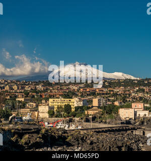 12-28-2016. Catania, Sizilien, Italien. Der Vulkan Ätna angesehen von Ognina. Stockfoto