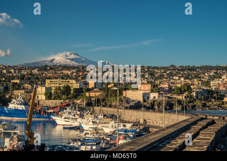 12-28-2016. Catania, Sizilien, Italien. Der Vulkan Ätna angesehen von Ognina. Stockfoto