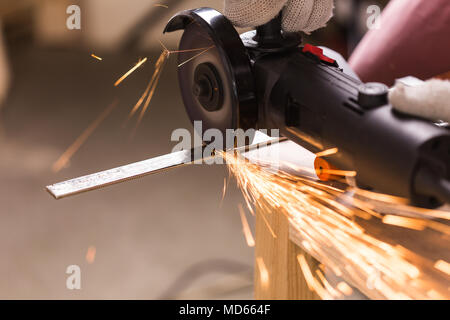 Funken, die beim Schneiden von Metall Winkelschleifer Stockfoto