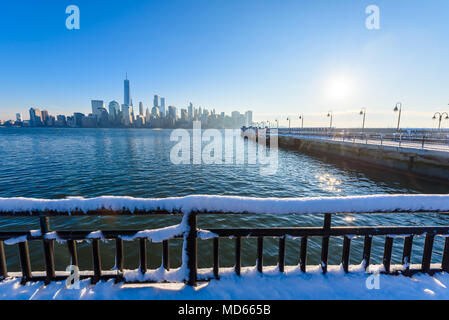 Malerische Aussicht auf New York, Manhattan über den Hudson River von Liberty State Park im Winter. New Jersey, USA. Stockfoto