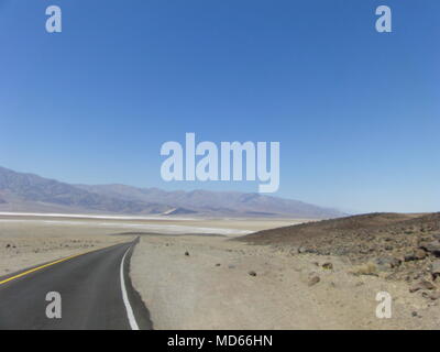 Wüste Straße. Abruptes Abbiegen. Berglandschaft. Blue Sky. Stockfoto