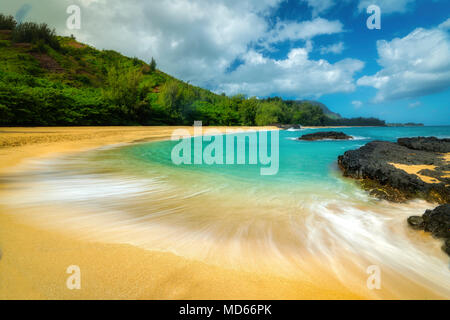 Lumahai Strand mit Welle. Kauai, Hawaii Stockfoto
