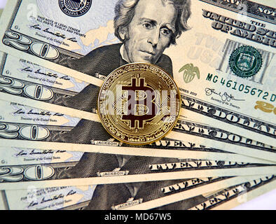 MONTREAL, KANADA - 10. MÄRZ 2018: Bitcoin cryptocurrency gold coin und Logo auf amerikanischen Dollar Banknoten. Stockfoto