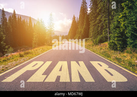 Plan B Text auf Straße in den Bergen geschrieben Stockfoto