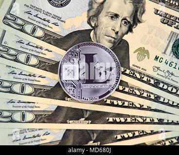 MONTREAL, KANADA - 10. MÄRZ 2018: Litecoin cryptocurrency Silber münze und Logo auf amerikanischen Dollar Banknoten. Stockfoto